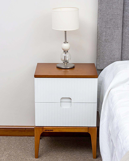 Mesa de luz BERLIN - <p>Mesa de luz BERLIN lustre combinado natura/blanco  -  natura/beige  -  natura/gris</p>
