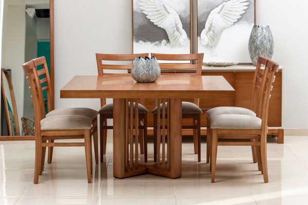 Mesa NEUQUEN cuadrada - <p>Mesa NEUQUEN 1,35 x 1,35m<br />
Silla AERO CON PALMETA<br />
 </p>
