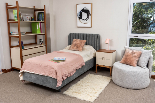 Cama BERLIN 1 plaza tapizada - <p>Cama BERLIN 1 plaza tapizada<br />
Mesa de luz BERLIN<br />
Estanteria PAMPA<br />
 </p>
