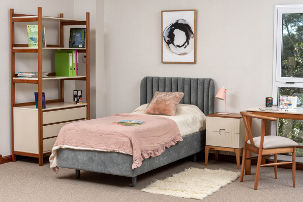 Cama BERLIN 1 plaza tapizada - <p>Cama BERLIN 1 plaza tapizada<br />
Mesa de luz BERLIN<br />
Estanteria PAMPA<br />
 </p>
